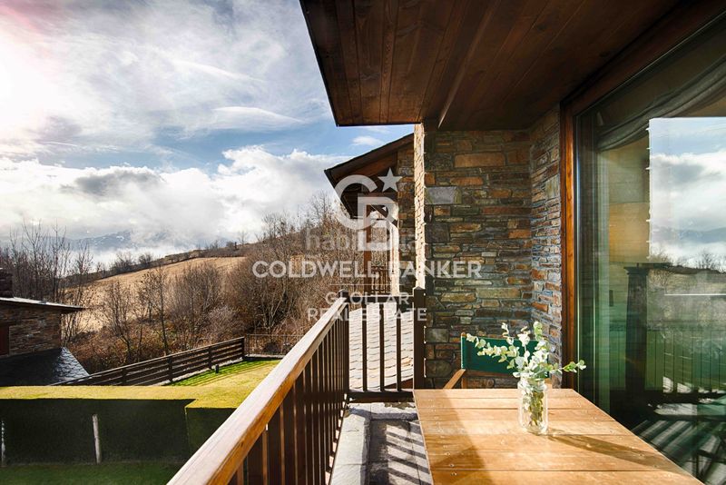 Foto bf12fc4e-d6f7-4d9b-83c9-4345f868782b. Dúplex amb xemeneia calefacció aparcament a Guils de Cerdanya