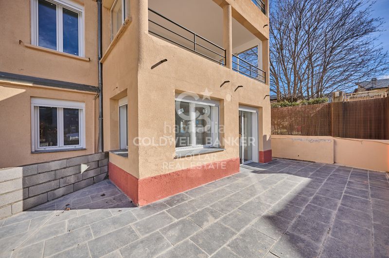 Foto 1684b38c-0017-4119-8673-79b0afe818be. Planta baja  esquinera reformada con gran terraza en Osseja