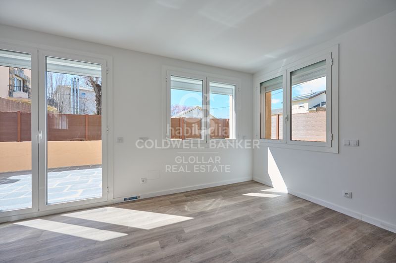 Foto 298233ae-cc53-4f46-99d7-94b2d423e6d5. Planta baja  esquinera reformada con gran terraza en Osseja