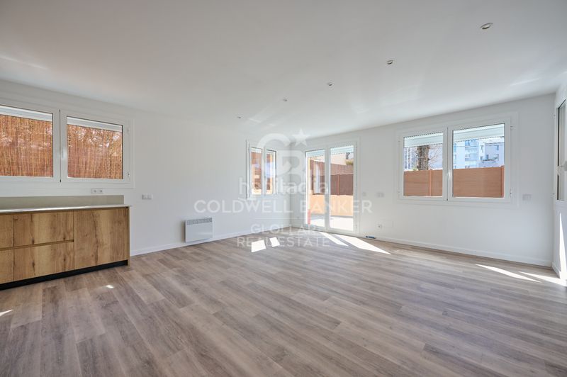 Foto 2c8b58ad-f81c-411b-840d-19b80b71470c. Planta baja  esquinera reformada con gran terraza en Osseja