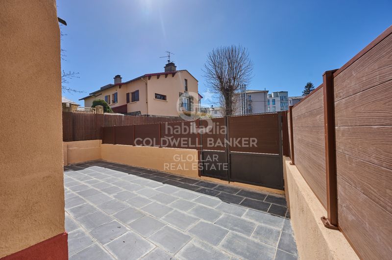 Foto 429bb2b1-0c10-4ae2-91ca-6ea74c74433b. Planta baja  esquinera reformada con gran terraza en Osseja