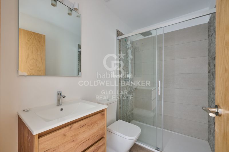 Foto 74e05e64-0c2a-4f9e-bfb1-61ea5d7e9f8a. Planta baja  esquinera reformada con gran terraza en Osseja