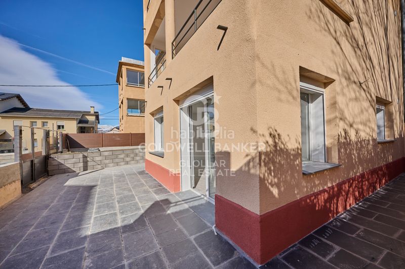 Foto 852256ba-ba19-4001-9f04-36cfefcae685. Planta baja  esquinera reformada con gran terraza en Osseja