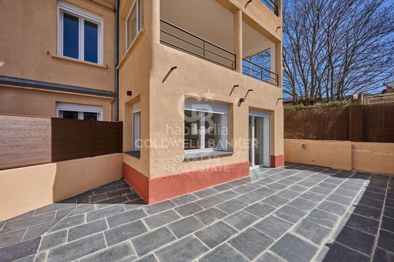 Foto 9105d1a5-da6e-4129-9391-d525bd0a0aeb. Planta baja  esquinera reformada con gran terraza en Osseja