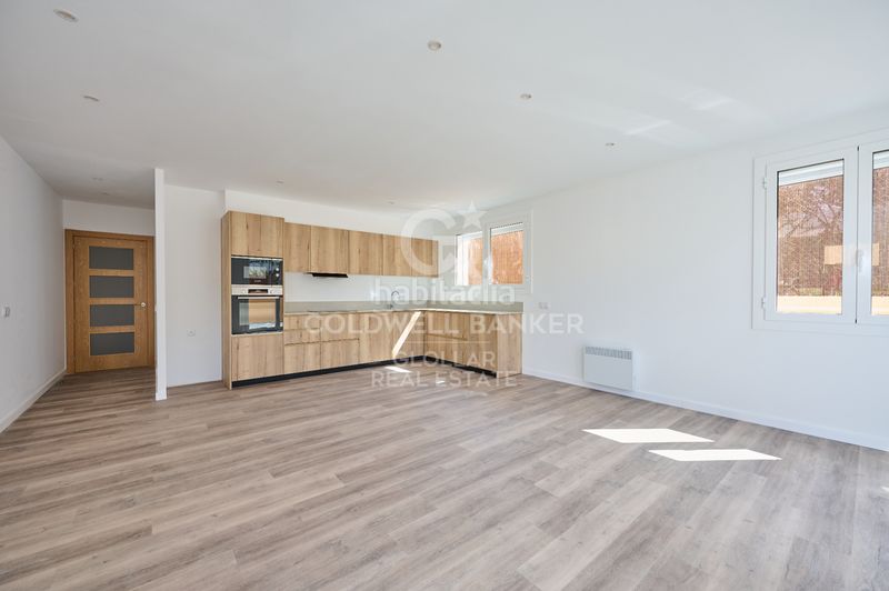 Foto d7ef902b-297e-4c9d-acdb-64e86e3b20c3. Planta baja  esquinera reformada con gran terraza en Osseja