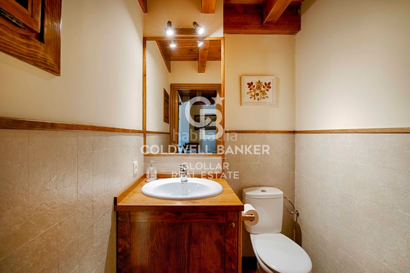 Foto 08f8219b-dd7a-46c9-9c07-ec5480433889. Casa adossada amb xemeneia calefacció aparcament a Osseja