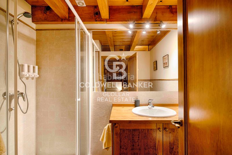 Foto 12a206e4-11be-4b0f-a145-06d70a6ed42a. Casa adossada amb xemeneia calefacció aparcament a Osseja