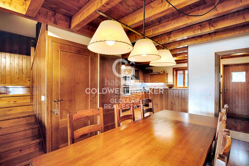 Foto 18c1f6b9-1cb7-4e22-bed5-037dc84077c1. Casa adossada amb xemeneia calefacció aparcament a Osseja