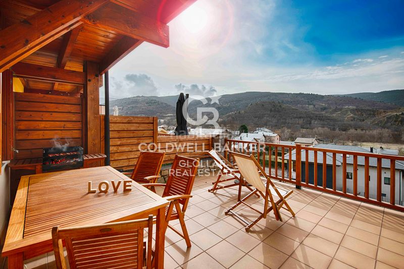 Foto 24cc81fe-c9bf-42c8-b31c-0d46eed488cf. Casa adossada amb xemeneia calefacció aparcament a Osseja