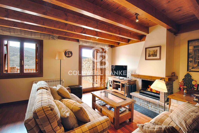 Foto 456ff961-b4d7-4a12-9f88-1be25120819b. Casa adossada amb xemeneia calefacció aparcament a Osseja