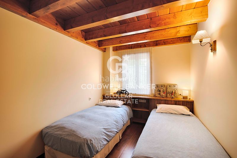 Foto 5658e2c9-975a-4ca5-bc10-6a378bef2d36. Casa adossada amb xemeneia calefacció aparcament a Osseja