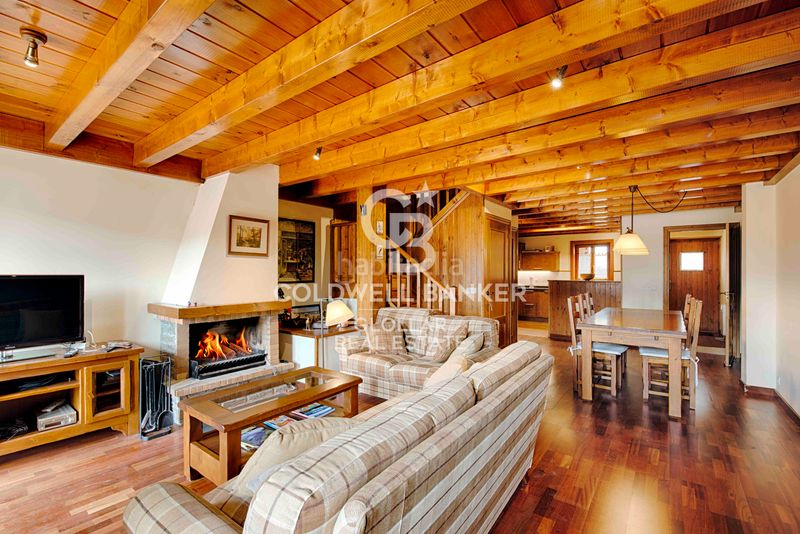 Foto 59bc07cf-26f6-49e4-87e9-01b9b2556dc6. Casa adossada amb xemeneia calefacció aparcament a Osseja