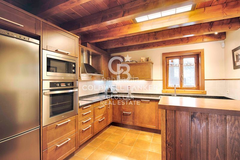 Foto 6cbb9b5b-3555-432e-82d7-5badc28c9c2c. Casa adossada amb xemeneia calefacció aparcament a Osseja