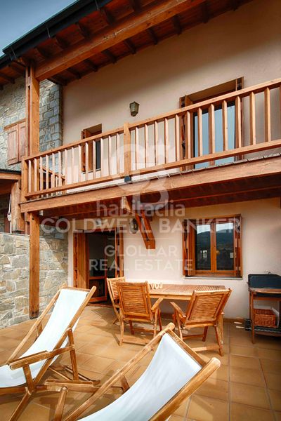 Foto 6da06b12-5a92-4070-ac1d-a72d7a3591ea. Casa adossada amb xemeneia calefacció aparcament a Osseja