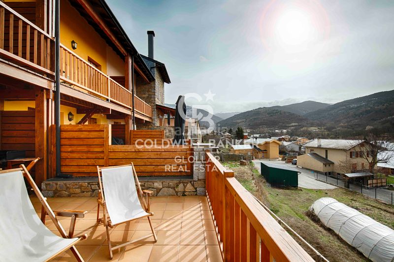 Foto 9faa83b5-bf15-48ef-b565-6ed0a3e25a49. Casa adossada amb xemeneia calefacció aparcament a Osseja