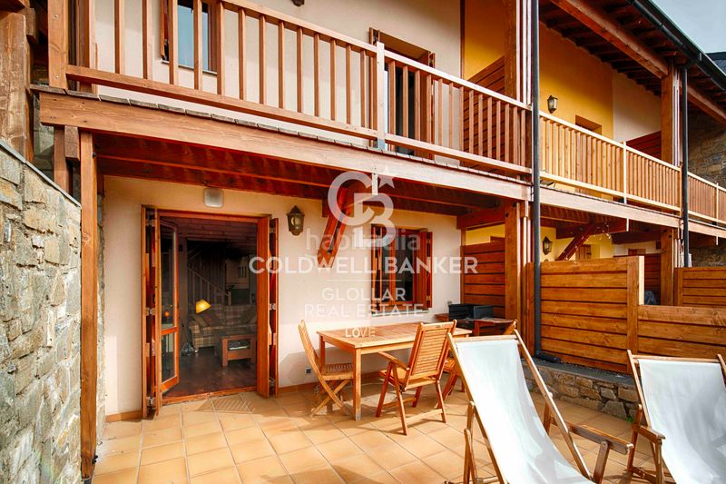 Foto a5b2535e-2dd7-45dc-b94d-5b79443df91a. Casa adossada amb xemeneia calefacció aparcament a Osseja