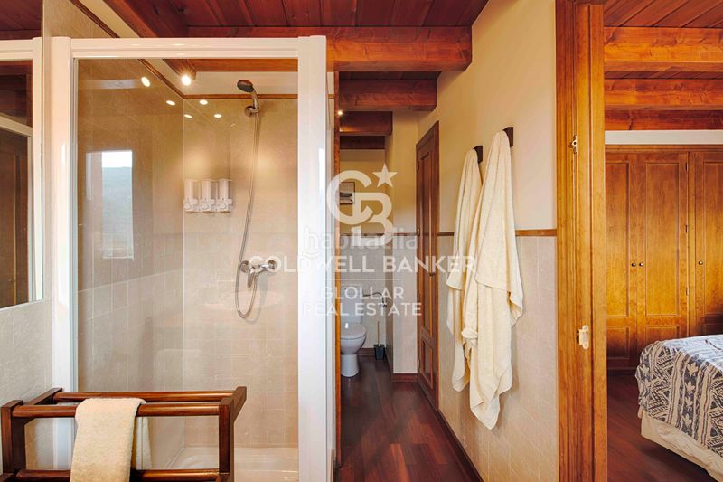 Foto b070f3fa-34bd-4cef-be51-9ab11174d4cd. Casa adossada amb xemeneia calefacció aparcament a Osseja