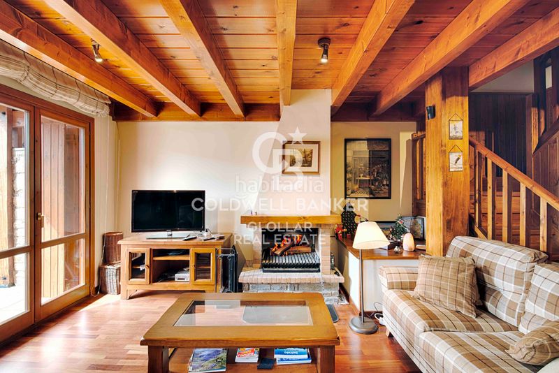 Foto c0f218d9-541a-4820-944b-d49c36cbd98a. Casa adossada amb xemeneia calefacció aparcament a Osseja