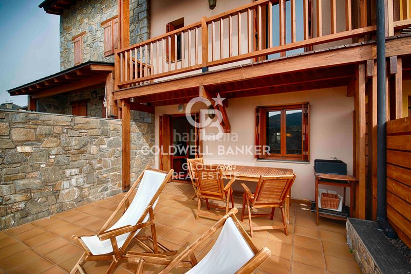 Foto c1d3aedd-6188-472f-a914-dd73c1770b5f. Casa adossada amb xemeneia calefacció aparcament a Osseja