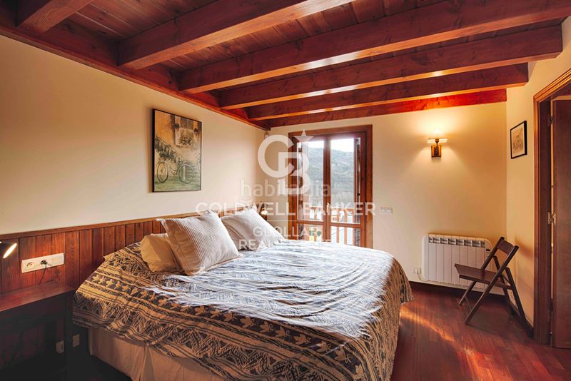 Foto c5771d5a-0859-45bd-ab2c-96171ffefd15. Casa adossada amb xemeneia calefacció aparcament a Osseja