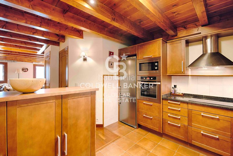 Foto ddcea200-b697-4a0c-9cfb-5491d22e96a5. Casa adossada amb xemeneia calefacció aparcament a Osseja