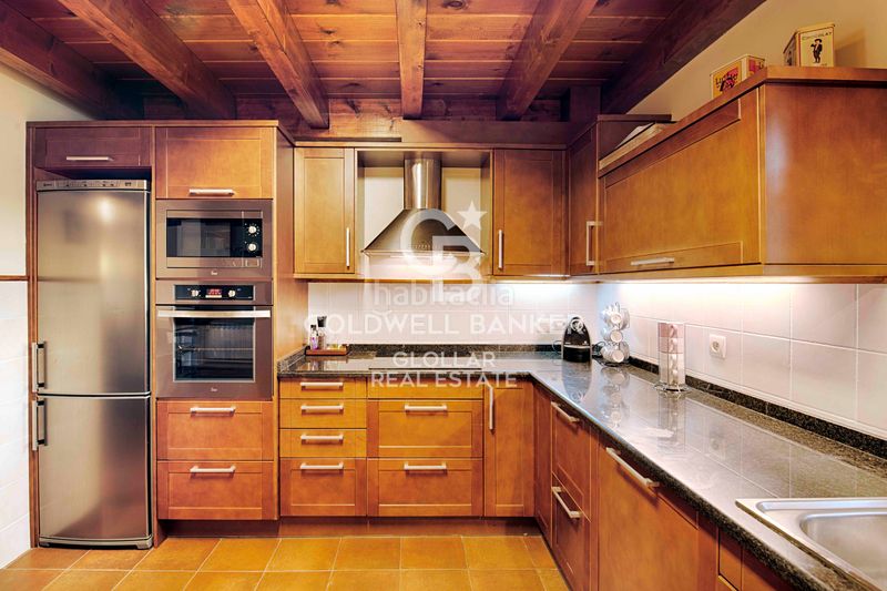 Foto f422d7bc-6f2f-489c-b7c5-6dfd2ffd2123. Casa adossada amb xemeneia calefacció aparcament a Osseja