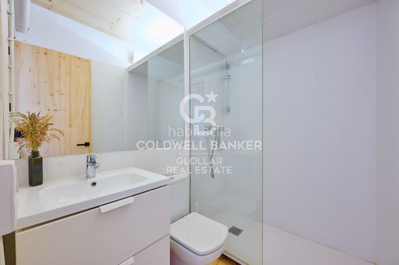 Foto f1684084-c4ce-45f3-882a-ca997c3d9f1c. Casa amb xemeneia calefacció a Ur