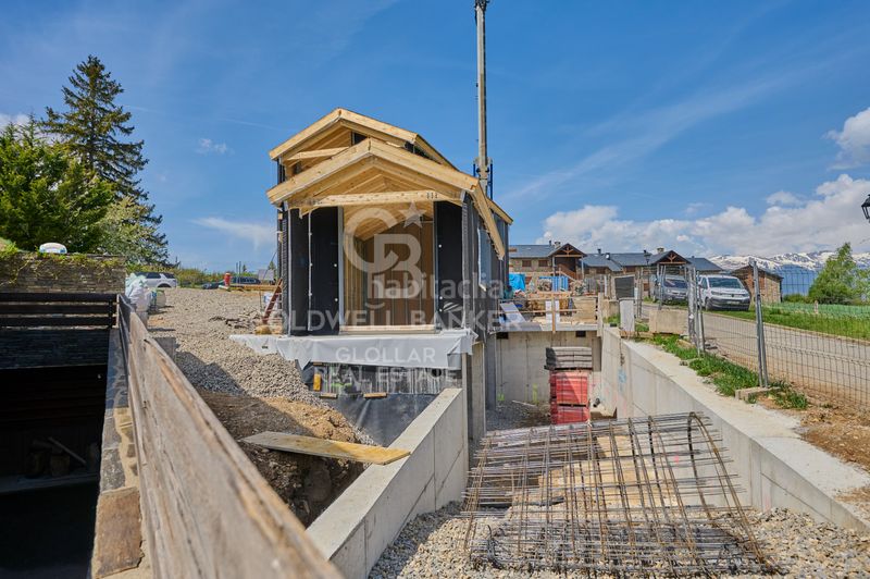 Foto ae593878-fc47-487f-88c3-77a160217df8. Casa amb xemeneia calefacció aparcament piscina a Das
