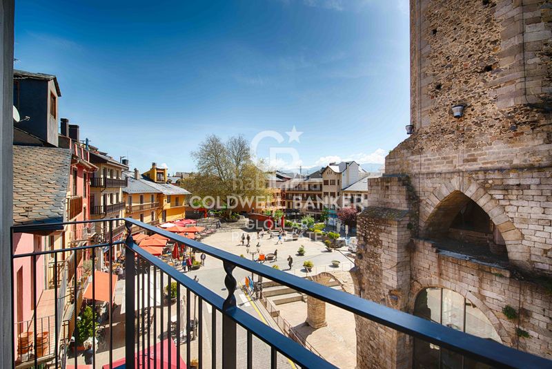 Foto a9b6358d-08f7-4899-82d1-fa93a0d96a8e. Dúplex amb xemeneia calefacció aparcament a Puigcerdà
