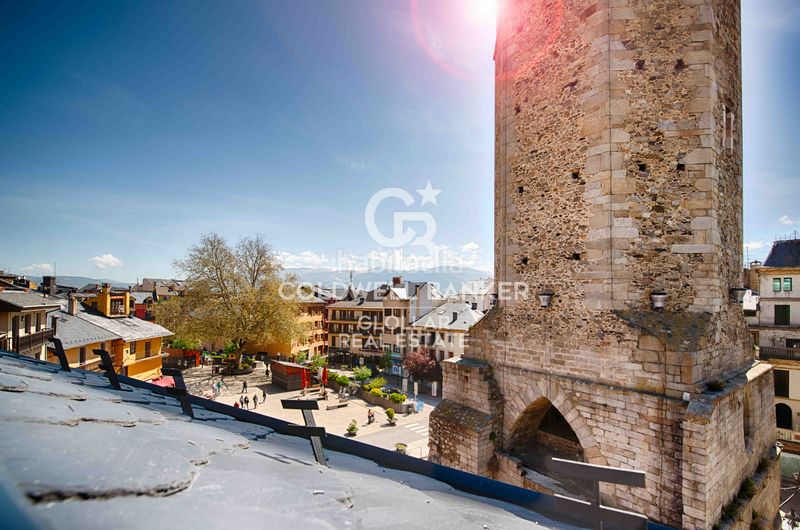 Foto ff4d7d3e-5566-42ab-8de6-38b7e517be9c. Dúplex amb xemeneia calefacció aparcament a Puigcerdà