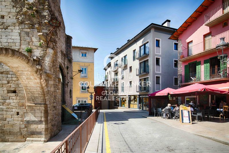 Foto 7b507610-f52a-44d6-81e7-575a9b21e882. Apartament amb xemeneia calefacció aparcament a Puigcerdà