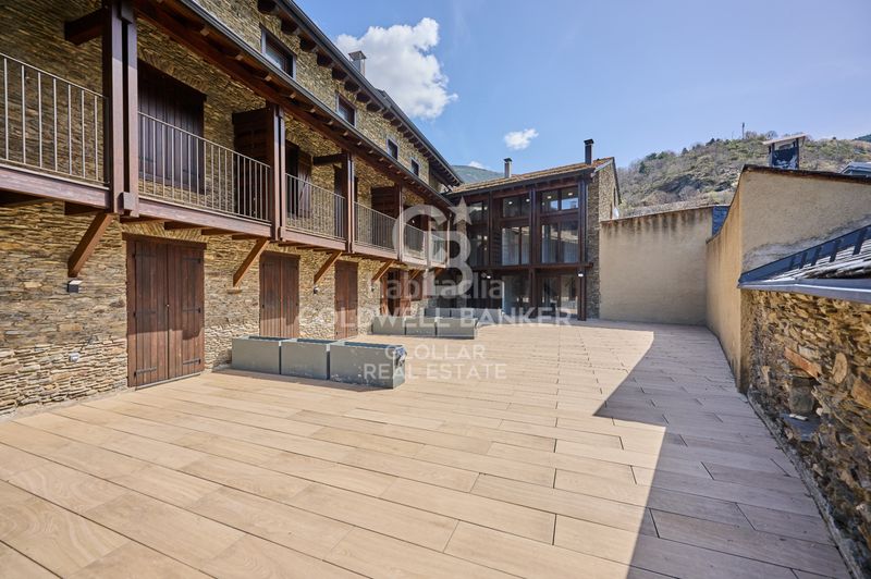 Foto cf5753e3-cc86-43a9-9a11-9d4c1583f92d. Casa adossada amb calefacció aparcament a Osseja