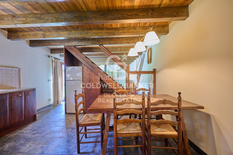 Foto f84f5e80-a2fc-4399-87eb-007162e92509. Masia amb xemeneia calefacció a Err