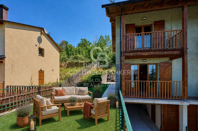 Foto ad4c5a6b-23b1-46b8-9107-0ddd79c6fd55. Casa adossada amb xemeneia aparcament a Osseja