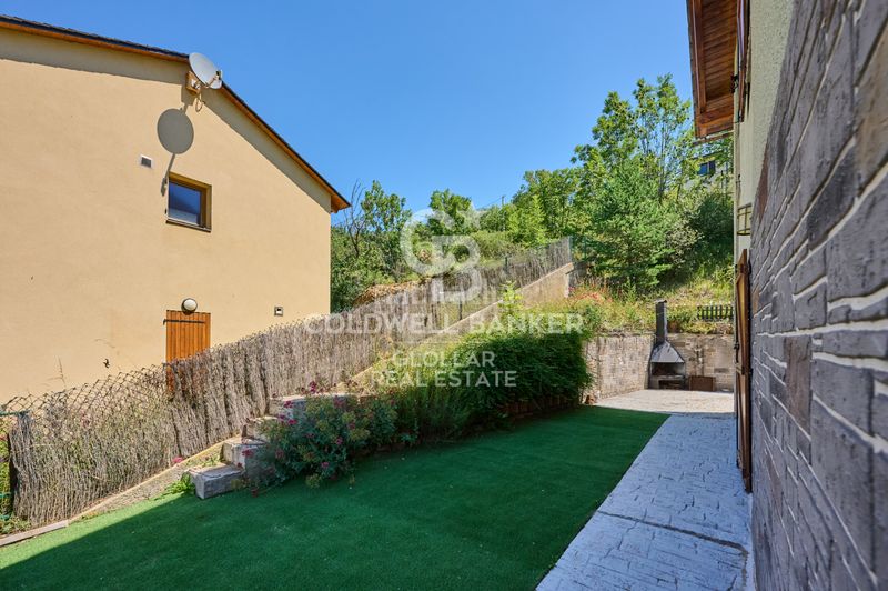 Foto b5bbded0-c3c7-482b-958e-503aefa8f906. Casa adossada amb xemeneia aparcament a Osseja