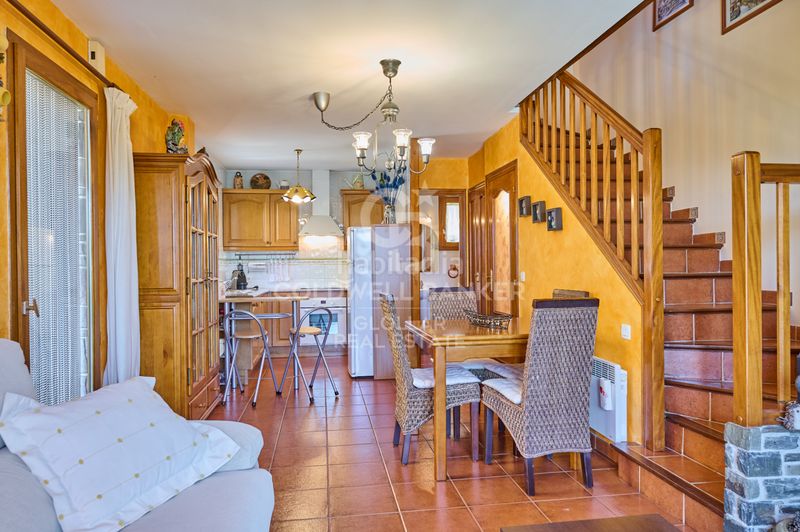 Foto bd12b97e-9393-4a71-a37f-6afb13795f92. Casa adossada amb xemeneia aparcament a Osseja