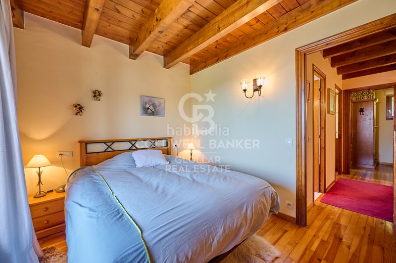 Foto bed622a8-9606-4cb6-8b1e-0c2529547689. Casa adossada amb xemeneia aparcament a Osseja