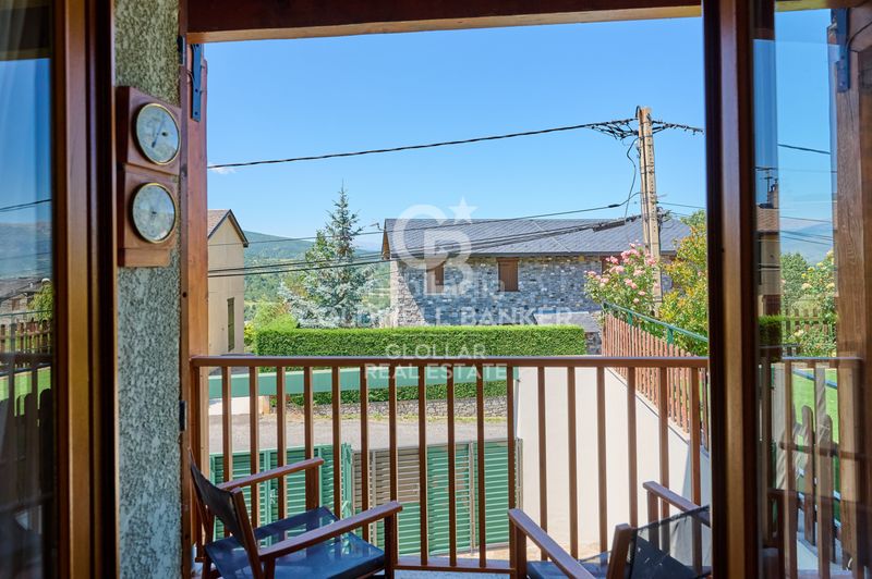 Foto ced9ce8f-96b3-4d7c-aff2-234d0d354b06. Casa adossada amb xemeneia aparcament a Osseja
