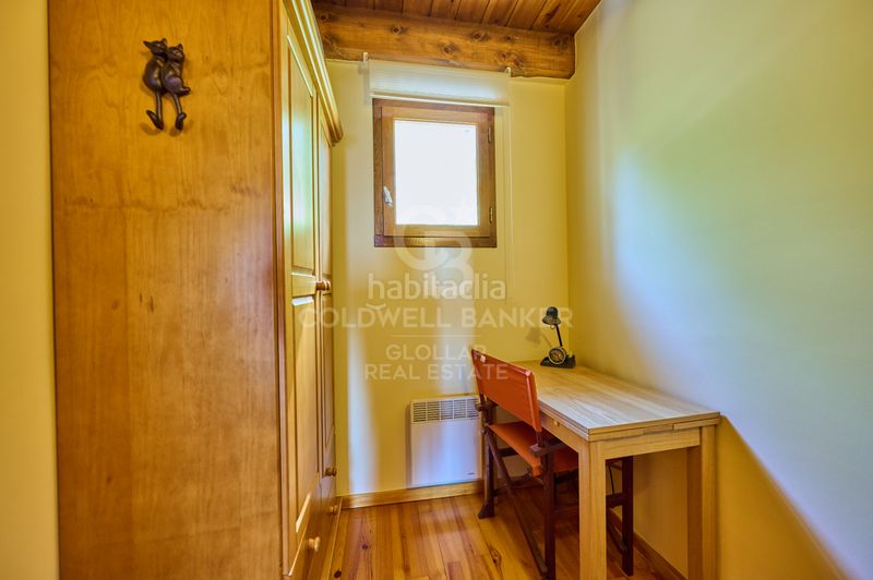Foto fe48a646-7a03-4647-a173-a242708bca10. Casa adossada amb xemeneia aparcament a Osseja