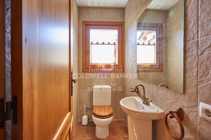 Foto 7f9517a3-a592-49b2-9d92-1ba541daf5d3. Casa adossada amb xemeneia calefacció aparcament a Montellà i Martinet