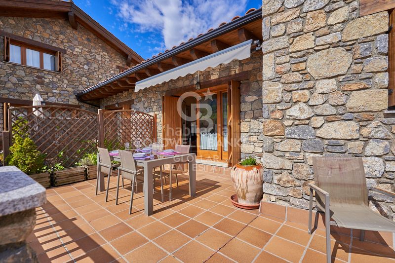 Foto 95d7638d-ccec-41ee-bb0f-e5562d61fbd6. Casa adossada amb xemeneia calefacció aparcament a Montellà i Martinet