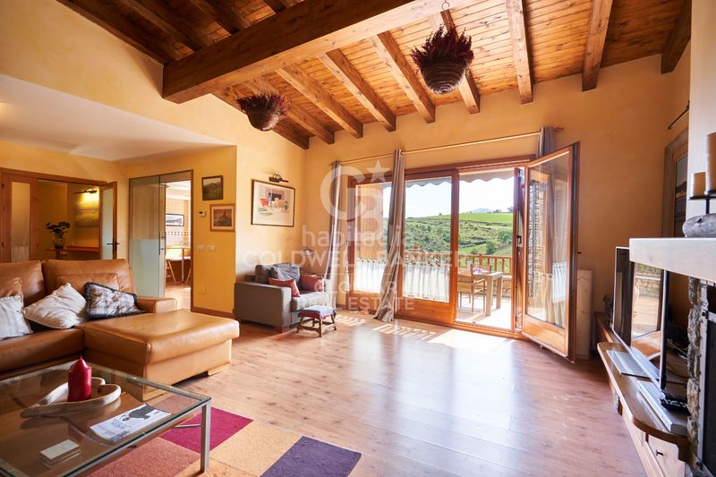 Foto b751143c-c467-456d-a2b3-b01695de8b00. Casa adossada amb xemeneia calefacció aparcament a Montellà i Martinet