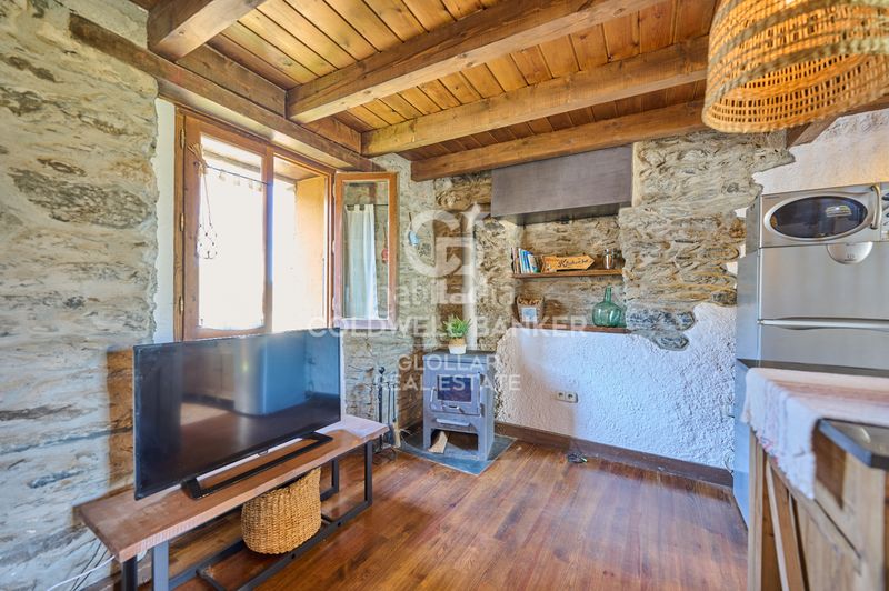 Foto 110fb2ac-00aa-4684-aeea-acbc0de3b751. Dúplex amb xemeneia calefacció aparcament a Err