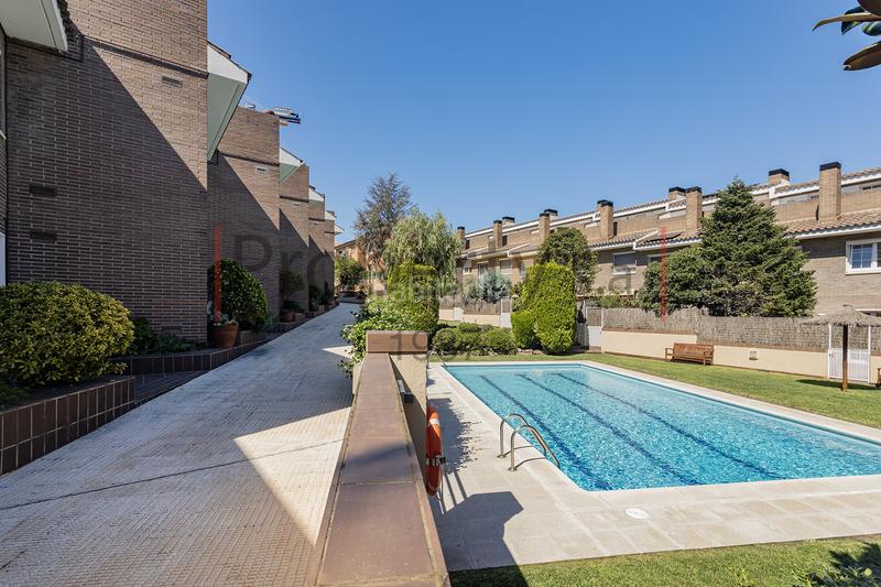 Foto 5f40b2c3-df11-4b13-8c42-3778d173abec. Casa a schiera con camino riscaldamento parcheggio piscina in Sant Cugat del Vallès