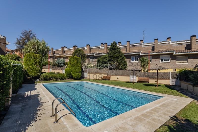 Foto 9d8deec5-6532-4bfa-8a26-10f754392b0e. Casa a schiera con camino riscaldamento parcheggio piscina in Sant Cugat del Vallès