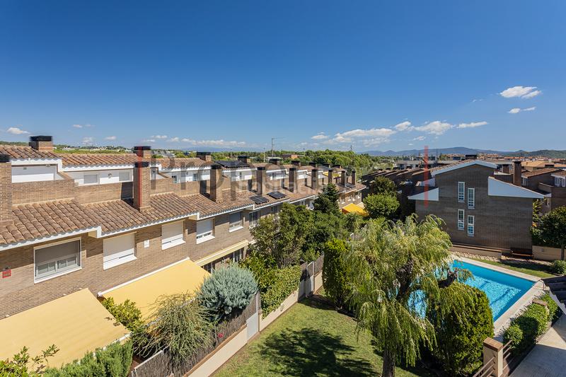 Foto 4a62d165-edc0-4515-ae5d-9d7033a5e667. Casa adossada amb xemeneia calefacció aparcament piscina a Sant Cugat del Vallès