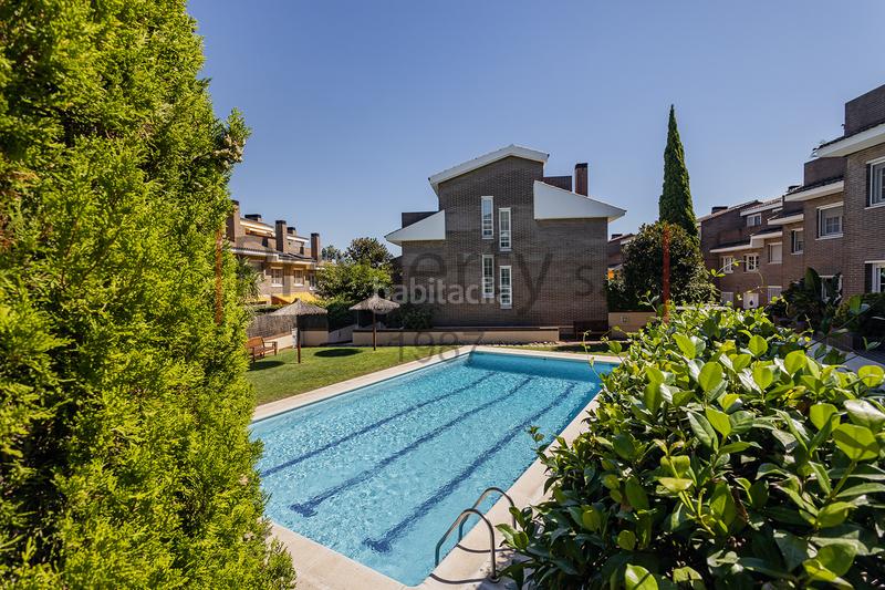 Foto af787c89-f767-4fea-914e-e63852b5d705. Casa adossada amb xemeneia calefacció aparcament piscina a Sant Cugat del Vallès