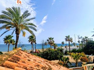 Casa a Puerto de Estepona. Casa mata  en venta en primera línea de playa, estepona