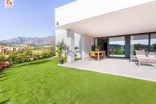 Pis a Centro. Bajo con jardín en venta junto al mar en estepona