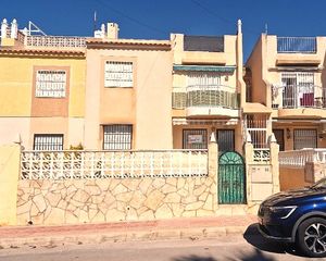 Maison à Calle murillo 1. Bungalow con terraza, orientación sur en el chaparral